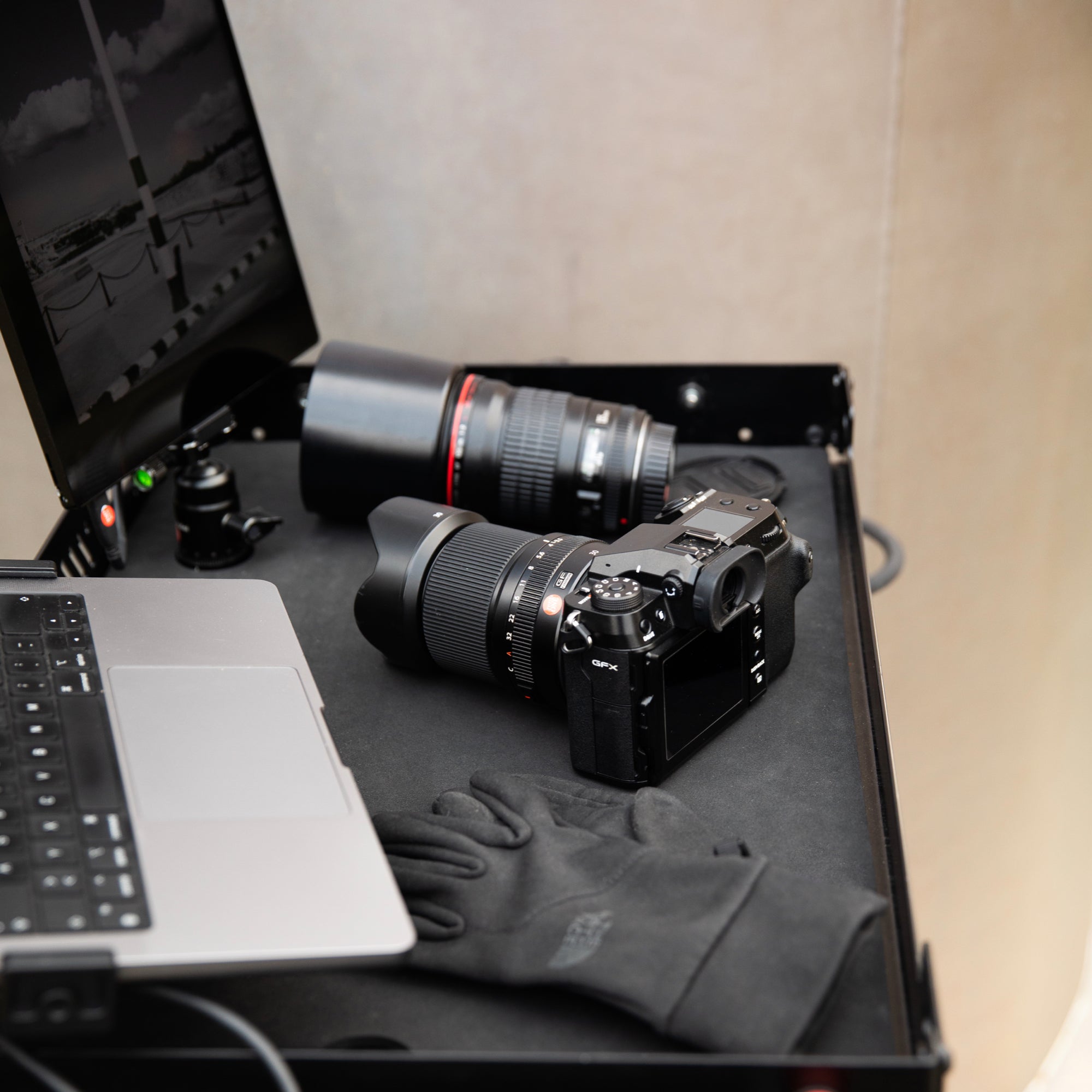 The shelves of SCHLEPP ONE Camera Cart feature 60mm walls to protect your gear from dropping. SCHLEPP ONE Series are the most lightweight camera and production carts in the world. Small, robust - designed for single person-use. Photographers, Video Creators, Digi Techs and other Imaging professionals in 20+ countries have chosen.